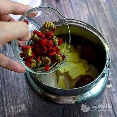 生姜红枣石斛煮水喝